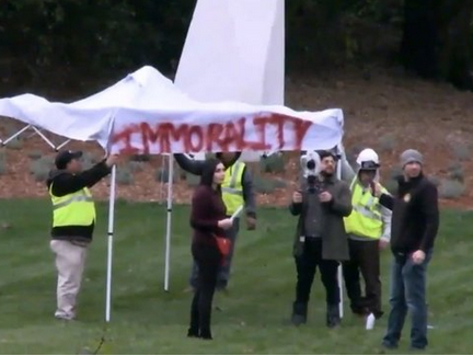 Activists Storm Nancy Pelosi’s Mansion Wall with Illegal Immigrants, Set Up Sanctuary Camp and Get Deported